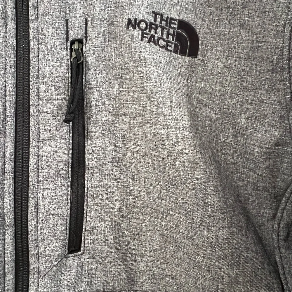 The North Face Men 's Apex Barrera Soft Shell  grey S
